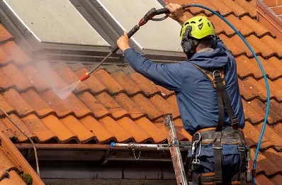 Démoussage et hydrofuge de toiture à Bessuéjouls